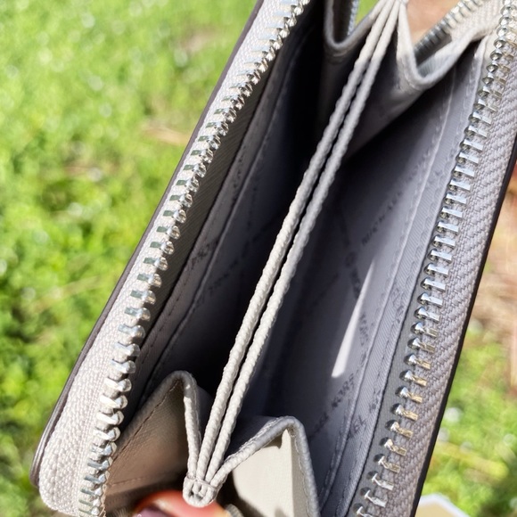 NWT Michael Kors Cardholder/Wallet - Picture 3 of 4